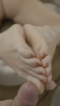 MILF blonde memberikan footjob erotik titu dan pancutan mani