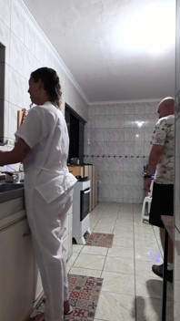 A rotina de gozada interna da empregada em seu novo trabalho.