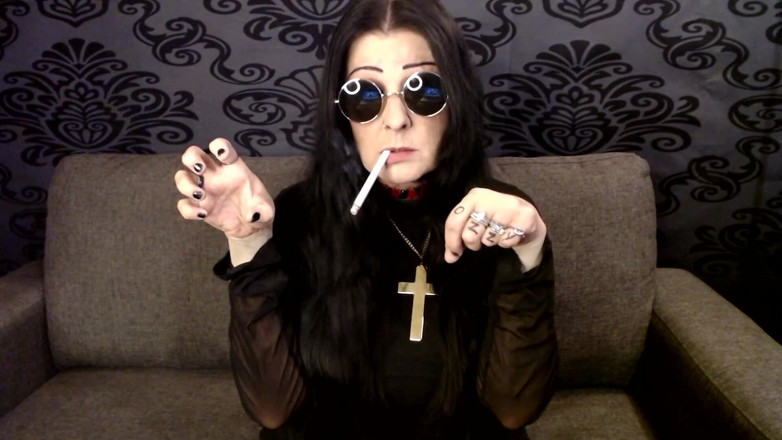 Abby Anna: Halloween Ozzy Cosplay MILf röker