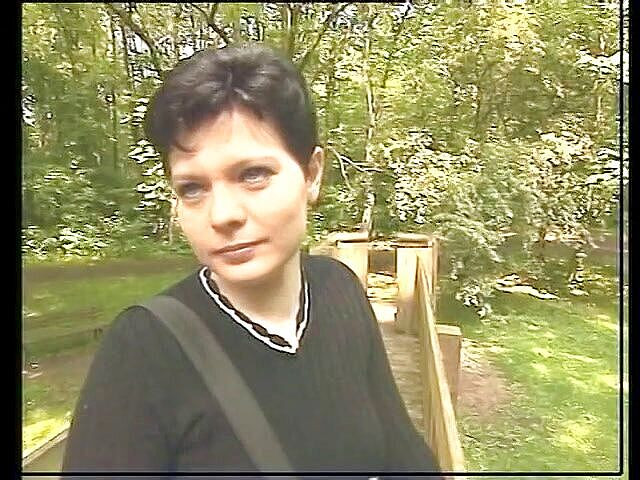 Lucky Cooch: Kurzhaariges küken mit dicken titten zeigt ihren sexy körper beim...