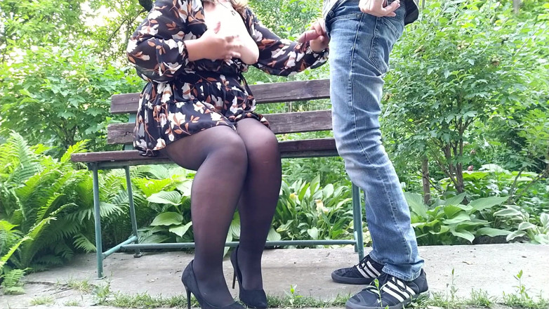 OurFetishLife: As aventuras de uma milf suja de meia-calça no parque...