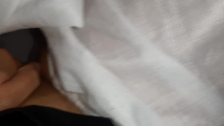 Lesbian-candys: Naše plachá spolubydlící nás probudila s Lízáním, překvapivá trojka