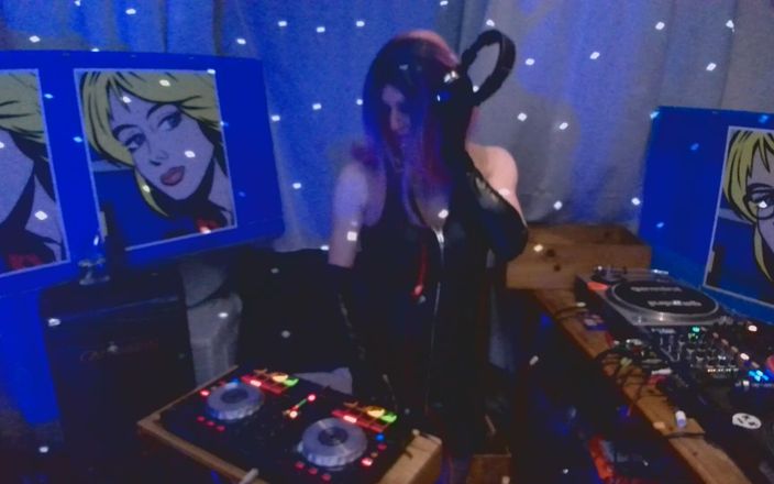 XXLUCYLUSHXX: Tette e techno - Chi lo guarderebbe in live streaming settimanale?