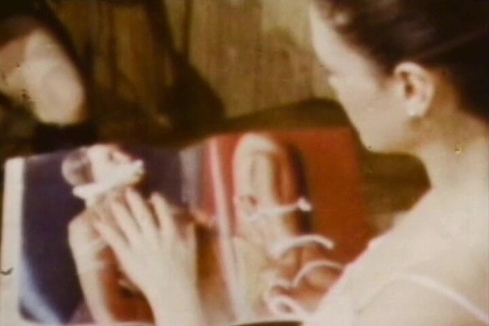 Vintage Babes: Retro älskarinna tränar undergivna med piskor och vintage dildos