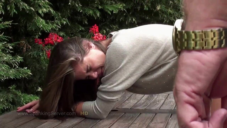 Spanking Server: Caprice azotada al aire libre