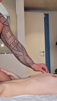 Cobalto da donna a uomo gioca con un cazzo gigante con l'elefante