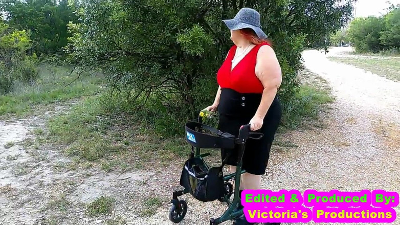BBW nurse Vicki adventures with friends: 공원에서 깜박이고 괴롭히는 섹시한 간호사 Vicki