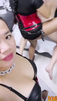 2 Dominatrice asiatica che sodomizza uno schiavo