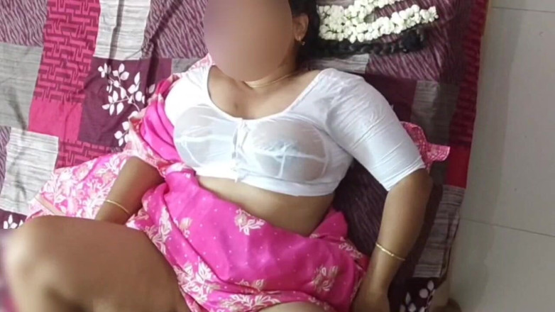 Black & white desicat: Podvádění Desi Bhabhi v mokré bílé blůze Kozy poskakující rychlé šukání