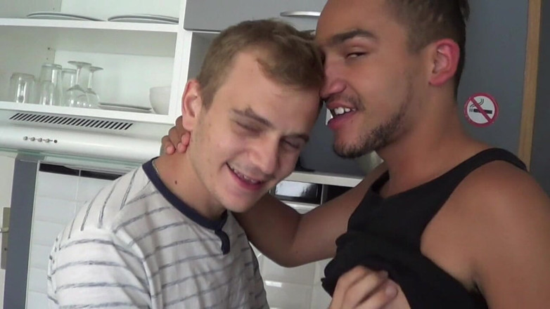 Gaybareback: หนุ่มลาตินตัวเล็กถูก Theo Berry หนุ่มตัวเล็กใช้
