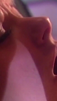 Una miLF bionda arrapata viene leccata e sditalinata per un orgasmo esplosivo