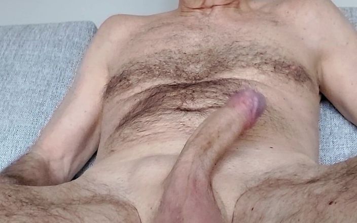 Old man is horny: Bătrân păros care se masturbează