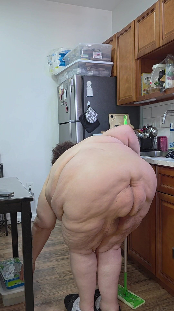 LustyPeachesofSin: Pulizia casalinga nuda pt 2