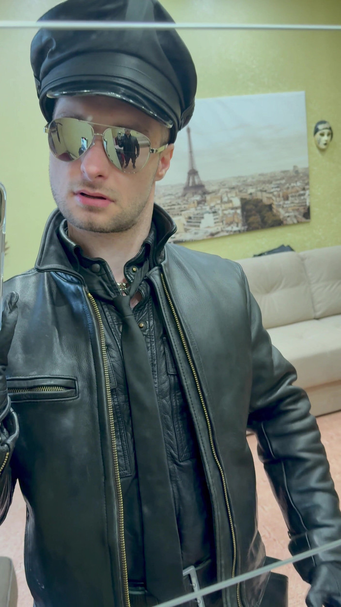 KinkySirius: Tam deri kıyafetlerle polis memuru Kinkysirius kameranın önünde bir striptiz sahneledi!