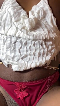 Bonita africana con falda corta se la follan