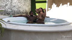 Nysdel: बड़ी गांड वाली प्रेमिका की आउटडोर जकूज़ी में बड़े काले लंड द्वारा चुदाई