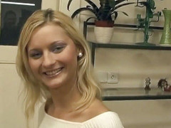 Pros in POV: Linda chica chupando polla en primer plano