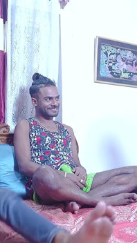 India hermanastra atrapa a sus dos hermanastros masturbándose y quiere follarlos (audio hindi)