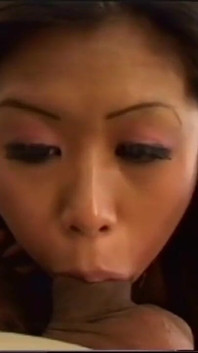 Une ado asiatique se fait baiser par une grosse bite noire