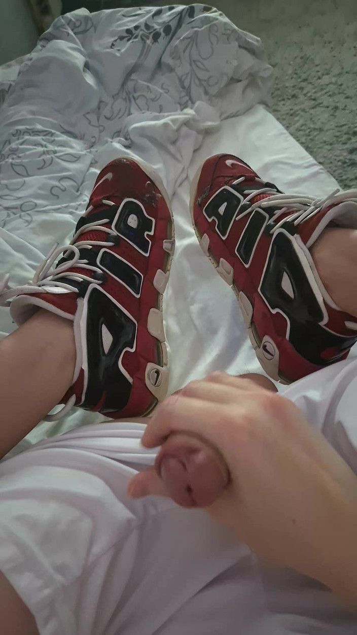 Sneakersmax98: 継母が見ていない間に、オナニーしてもいいよ。