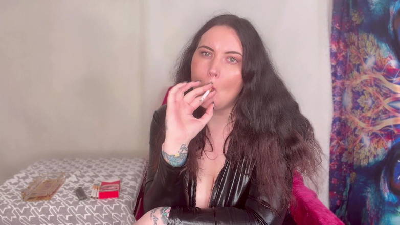 MissFFW: Bayan ffw kedi kıyafetiyle birkaç sigaranın tadını çıkarıyor