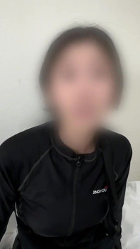 [Frumusețea de alergare a venit la mine acasă și m-a servit] Cel mai bun sex de sărbători cu un mod blând și erotic