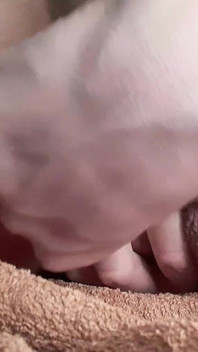 Chica trans gótica se auto folla enorme pulsante anal mariquita