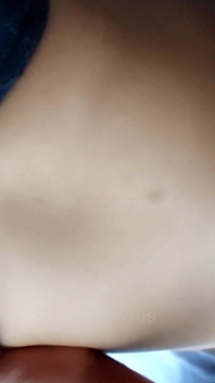 Tatăl vitreg mi-a spus să o antrenez pe sora mea vitregă pentru futai în trei - așa că am folosit un vibrator realist - brownis sexy