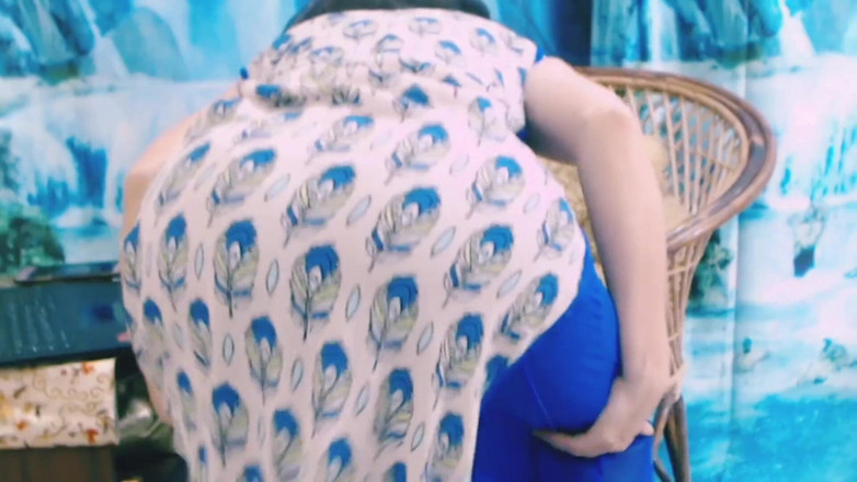 Bolly Karma: La brava ragazza mostra il suo splendide corpo sexy