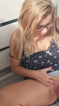 Je Suis Allée Fouiller Dans Le Tiroir À Culottes Et J’ai Trouvé Mon Godemichet, Je L’ai Mis Dans Ma Chatte