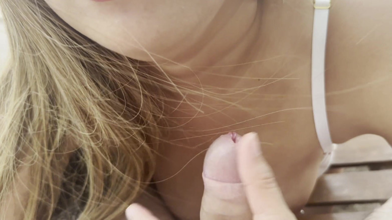 Sweetie Asian: Pipe en public sur la plage et dans une cabine...