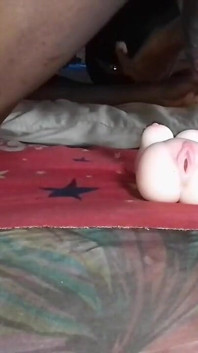 Saya mengongkek mainan silikon saya gaya creampie buatan sendiri