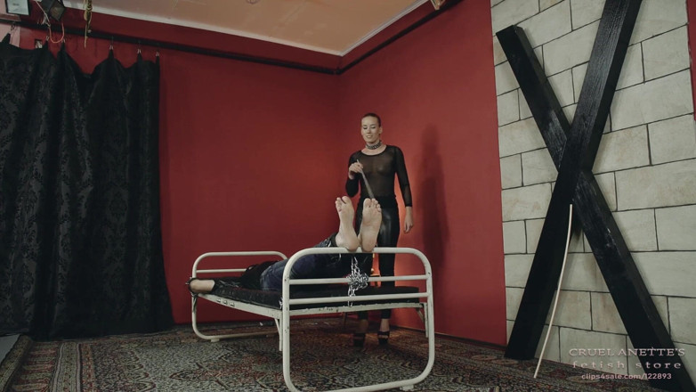 Cruel Anettes fetish world: Bastinado auf dem bett