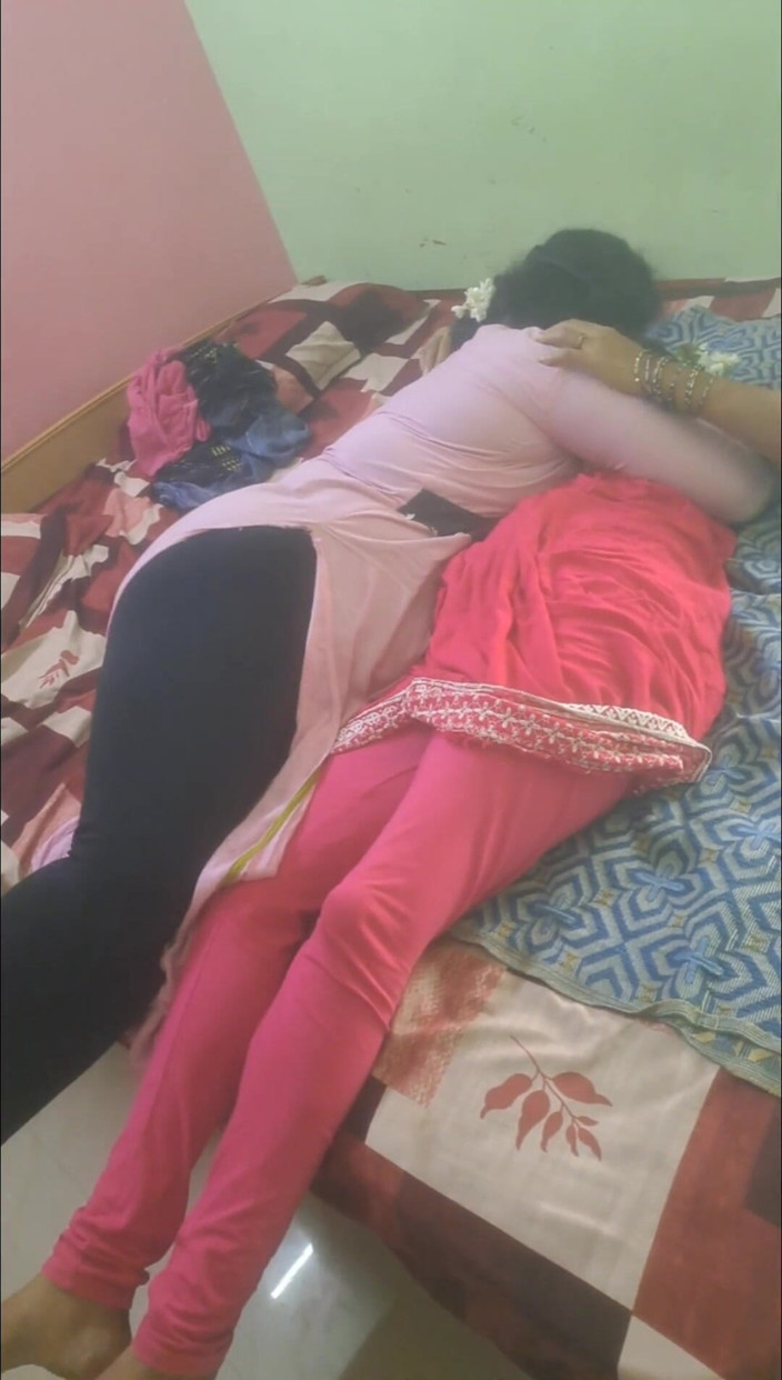 Tamil lesbian: 남친에게 잡힌 레즈 아줌마