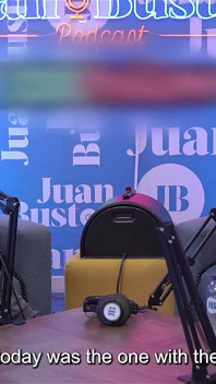 MILF bertetek besar semula jadi Antonella Jones mengongkek kote hitam besar dalam podcast panas