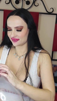 สาวปากใหญ่ bimbo พองถุงยางแล้วเล่นกับมัน 1080