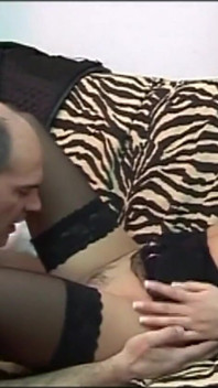 Trío cachondo para una perra cachonda vol 1: fóllame mientras mi viejo marido cornudo nos mira!!