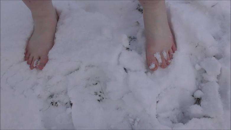 Mxtress Valleycat: A piedi nudi nella neve