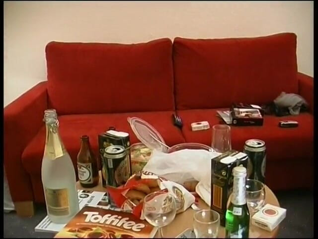 POV Orgasms: Plachá teenagerka kouří a prstí si svou vzácnou kundičku