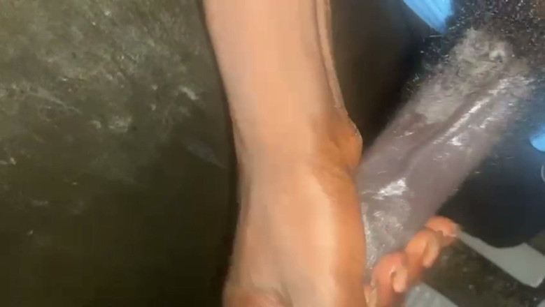 Sweetass132: Lelaki melancap zakar hitam besarnya