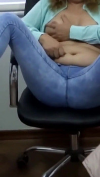 Üvey anne, büyük poposu var, porno izleyerek mastürbasyon yapmaya başlıyor, penis istiyor