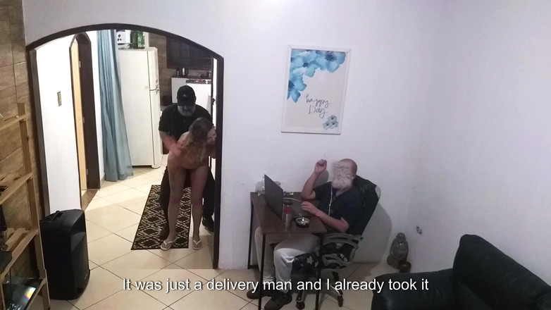 Gabi SweetCouplesStories: Enquanto o marido trabalha, a esposa em uma toalha saúda...