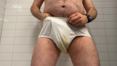 Beardedcummer: Papa pist in zijn nieuwe witte slip