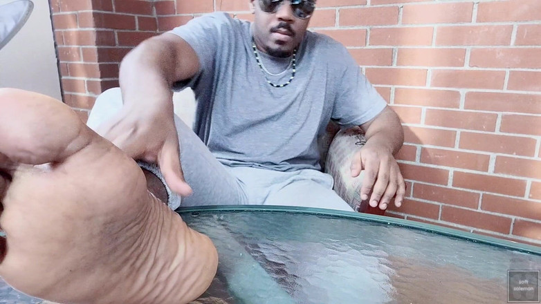 Soft Soleman: 臭い男性の足の裏 (2025)