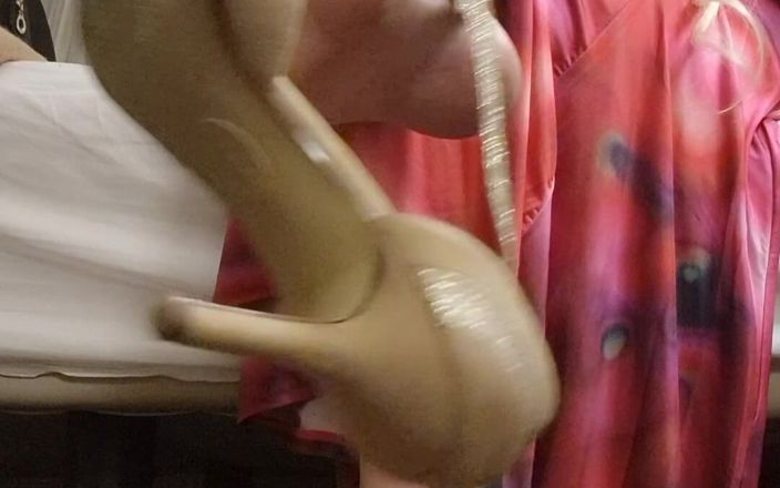 Anna Lynx: Nach einer party meine high heels ausziehen