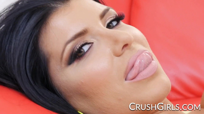 Crush Girls: Peituda estrela pornô Romi Rain tem uma fixação oral