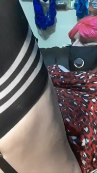 Děvka v červené sukni a análním kolíku
