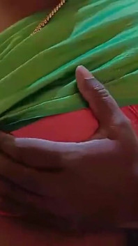 Ibu tiri temanku ngentot pakai kain sosis warna hijau -1