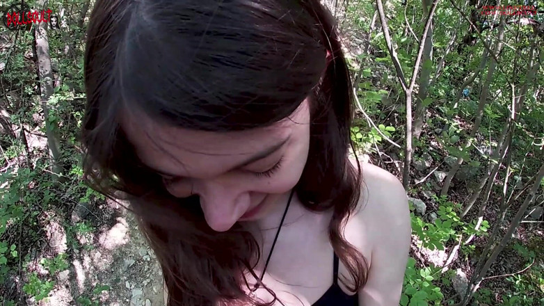 Dolls Cult: Ich helfe einem sexy mädchen, das sich im wald verloren...