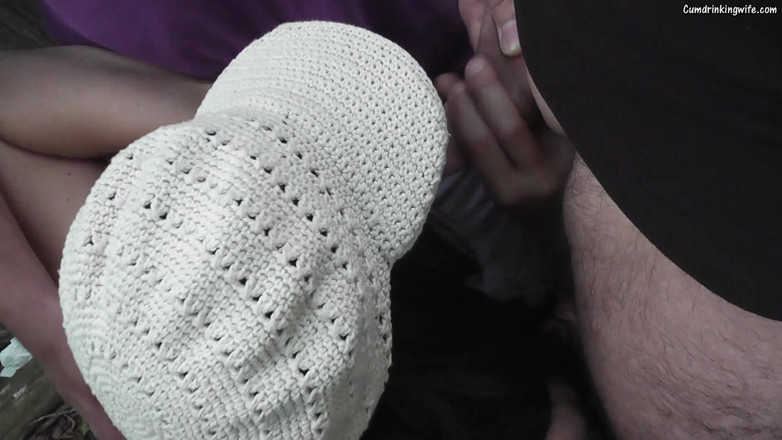Cumdrinking Wife: Gangbang par des inconnus dans les bois